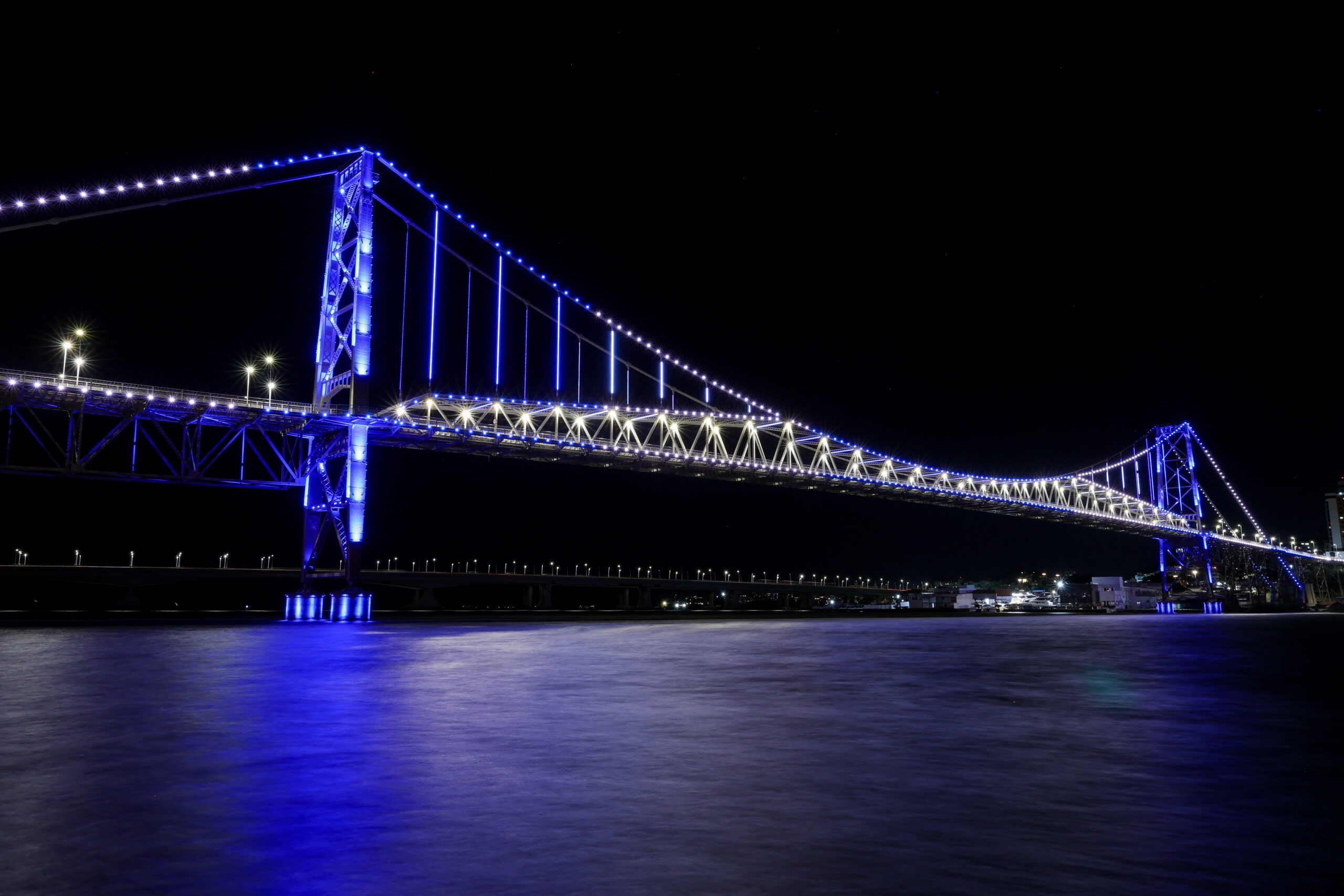Para marcar essa data, a Ponte Hercílio Luz recebeu uma iluminação cênica especial com as cores da companhia aérea – Foto: Leo Munhoz /SECOM