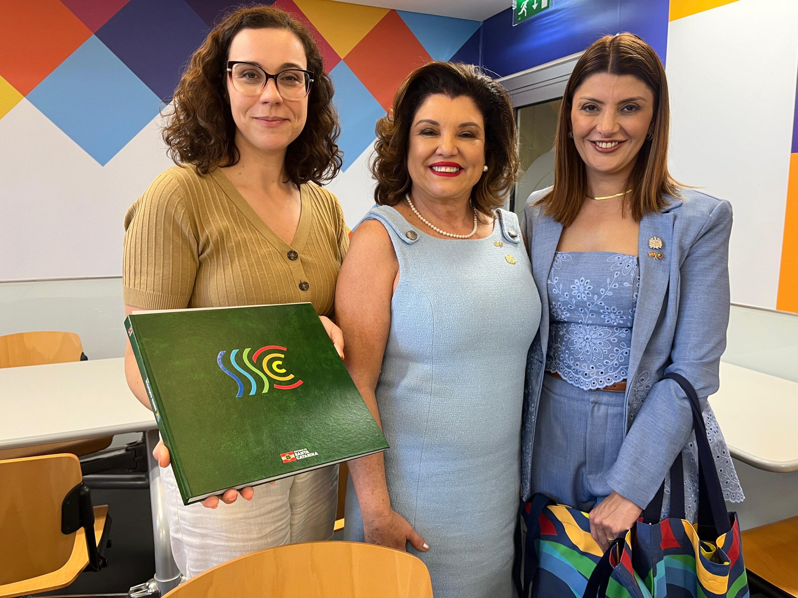 Secretária de Estado do Turismo, Catiane Seif, concede entrevista à TV Record em Portugal durante missão internacional