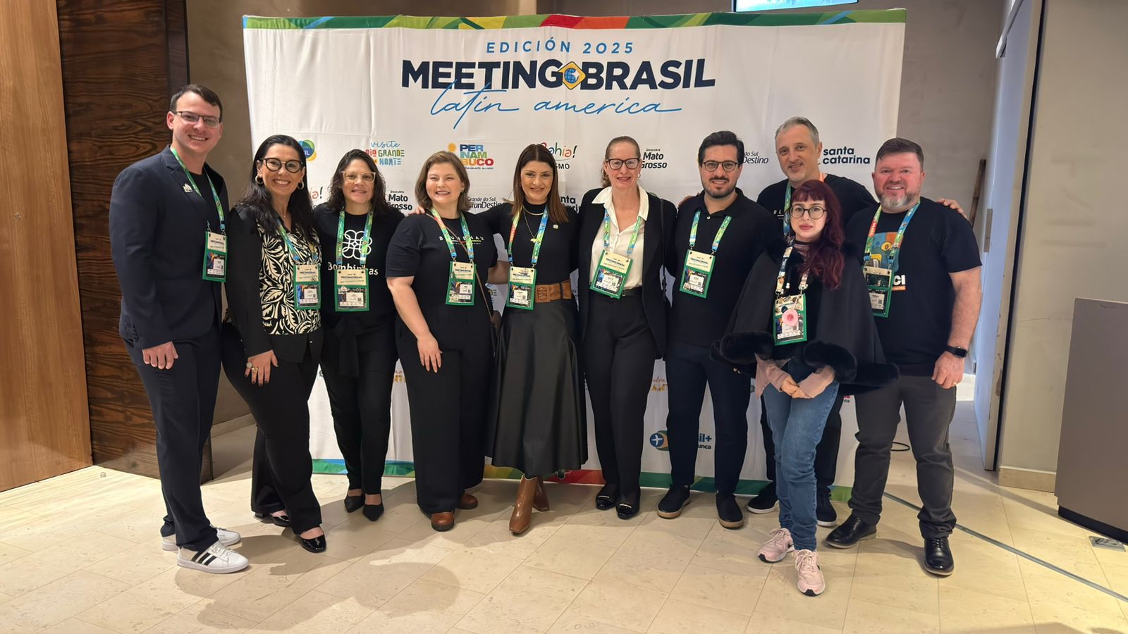 Secretária de Estado do Turismo junto à equipe técnica da Setur no evento Meeting Brasil no Paraguai
